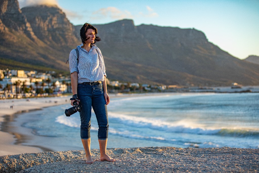 Fotografinja pri delu na plaži v Južni Afrik