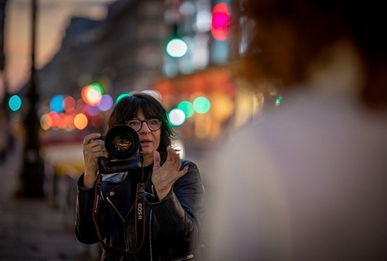  Slika Félicie Sisco med nočnim fotografiranjem ulic