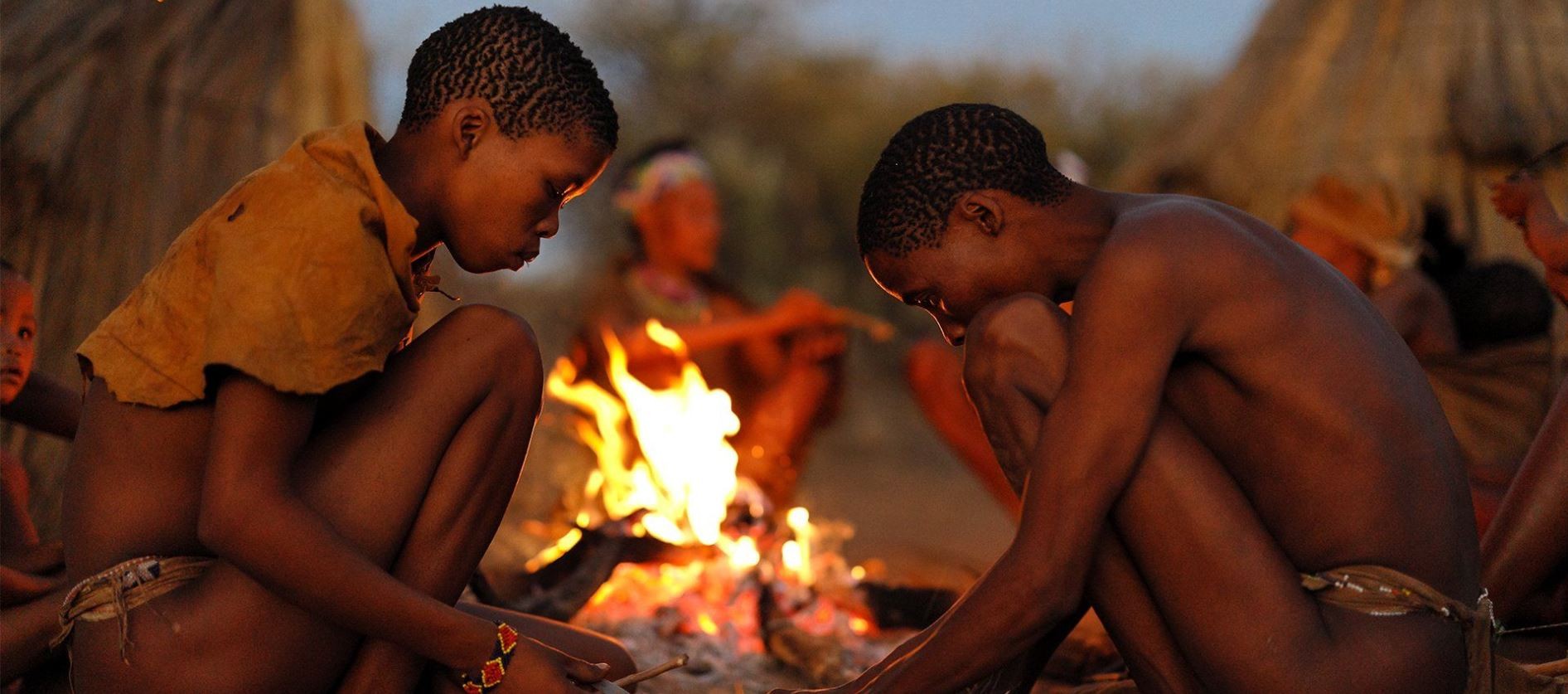 Dečki, ki se igrajo ob ognju v Afriki