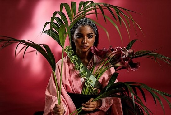 Portret ženske s palmovimi listi