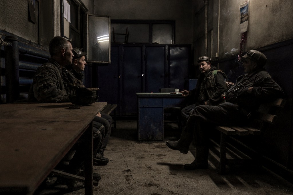 Fotoreporterska fotografija vojakov v temni sobi