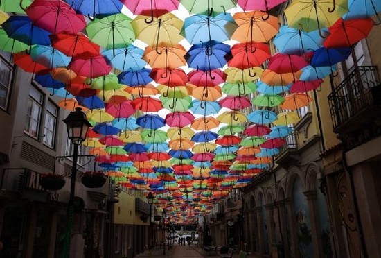 Fotografija s potovanja, umetniška ulica z dežniki